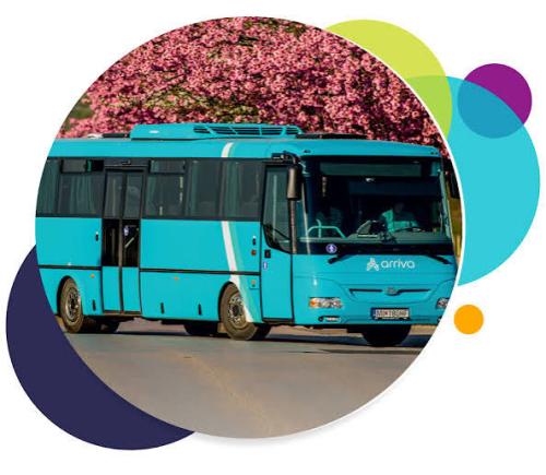 Autobus Arriva, v pozadí rozkvitnutý strom